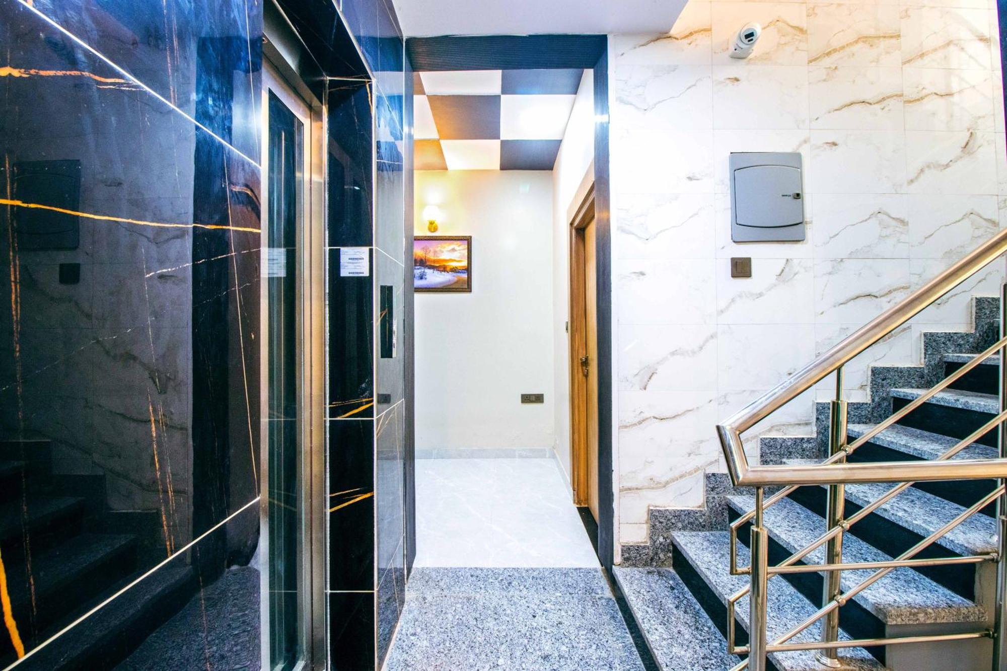 Отель Treebo Elite Corporate, Sector 62 Нойда Экстерьер фото