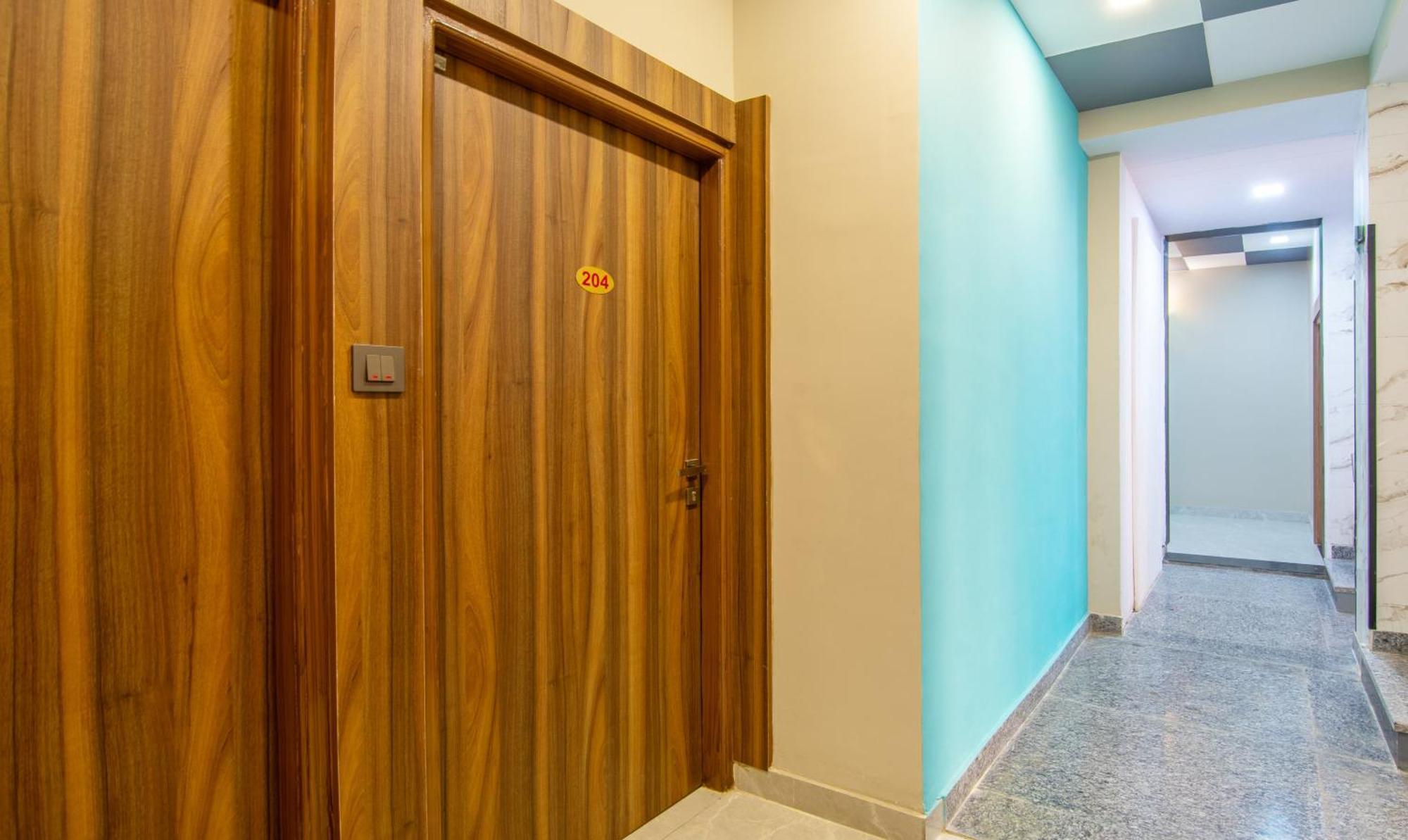 Отель Treebo Elite Corporate, Sector 62 Нойда Экстерьер фото